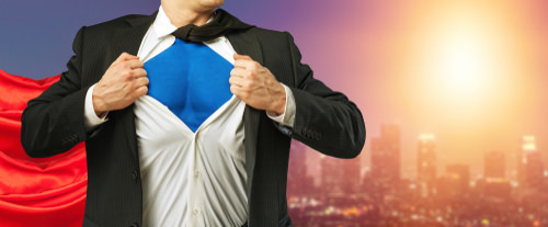 hombre con traje con traje de superhéroe debajo