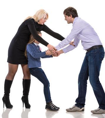 padres peleando por un niño (modificación de órdenes de custodia de menores)