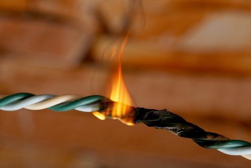 cable eléctrico en llamas