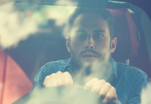 hombre ansioso detrás del volante