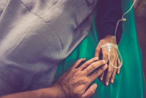 anciano prisionero acostado con un IV insertado que puede ser liberado antes a través de una nueva sentencia
