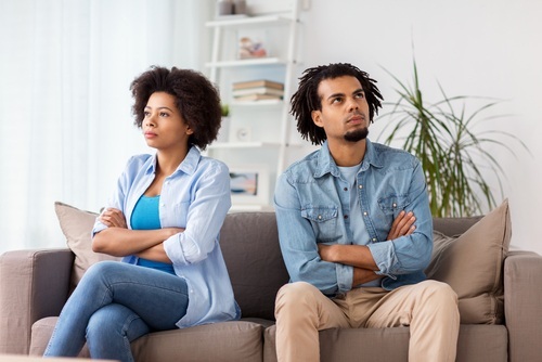 Pareja afroamericana en el sofá sin mirarse