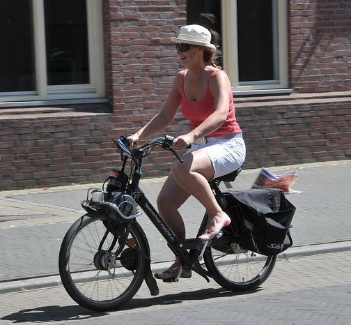 mujer en bicicleta motorizada - Las leyes de bicicletas motorizadas de Nevada distinguen estas de los mopeds