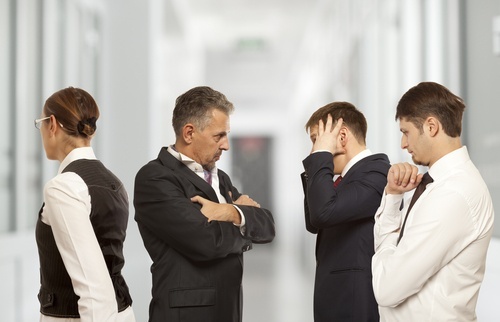 grupo de hombres de negocios discutiendo
