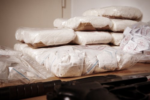 Una mesa que sostiene 10 bolsas grandes de cocaína que la policía recuperó durante una operación encubierta