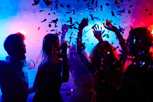 Bailarines en un club nocturno - las detenciones en clubes nocturnos en Las Vegas pueden llevar a una acusación penal
