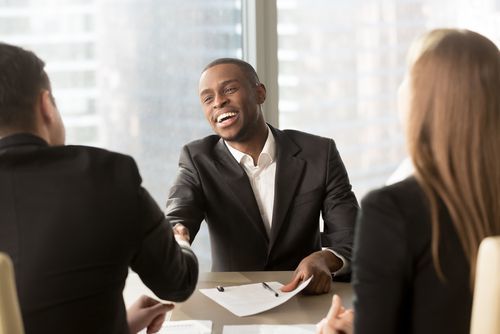 Abogado reuniéndose con clientes