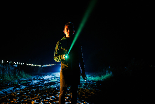 hombre iluminando un puntero láser - iluminar un avión para interferir con su operación es un delito en California