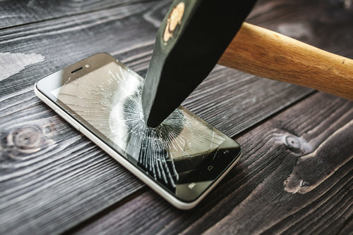 una pala se usa para romper un teléfono celular