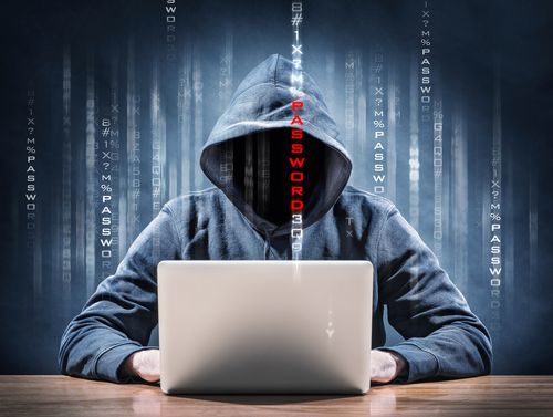 hacker de computadora trabajando en una computadora portátil - la ley penal de venganza criminal de California se encuentra en el Código Penal 647j4 PC