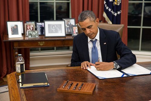 Presidente Obama firmando un proyecto de ley