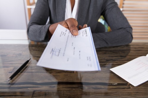 Mujer en la oficina entregando un cheque de pago