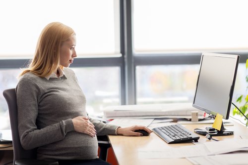 mujer embarazada en oficina