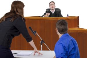 Juez hablando con el abogado defensor y el cliente en la corte