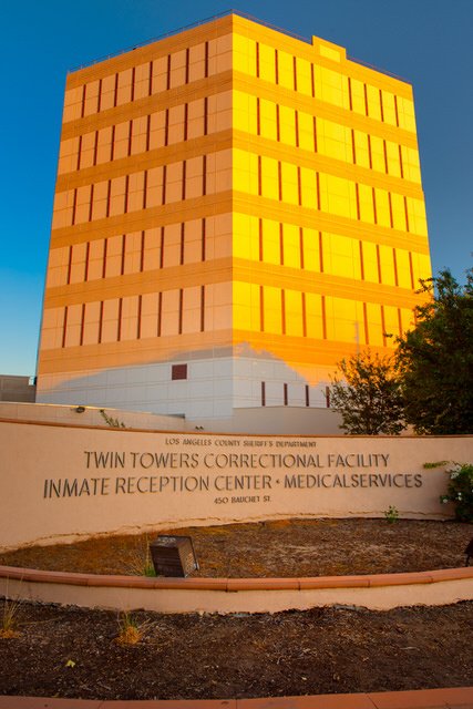 exterior de la cárcel de Twin Towers en el centro de Los Ángeles