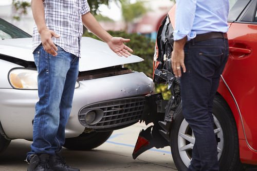 dos autos involucrados en un accidente de auto como ejemplo de una colisión reportable en California