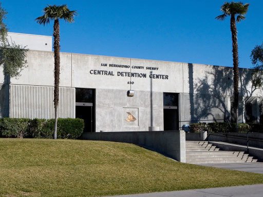 exterior del centro de detención central de California