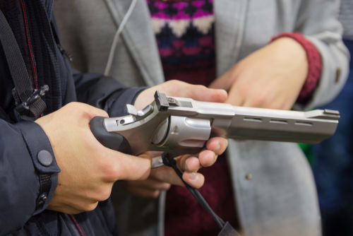 SB 1100 prohíbe la venta de un arma de fuego a una persona menor de 21 años de edad.