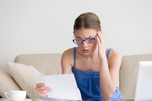 una joven no feliz leyendo una carta