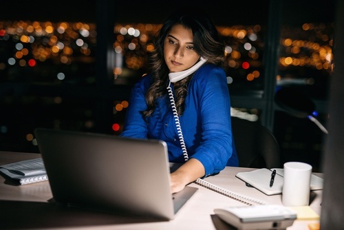 una mujer trabajando tarde en su escritorio