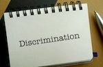 signo que dice discriminación
