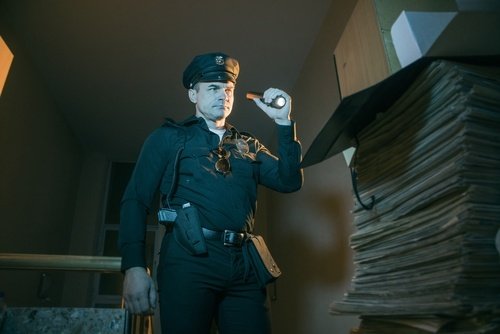 policía buscando evidencia - la regla de toque y anuncio impone restricciones al modo de servir una orden de registro