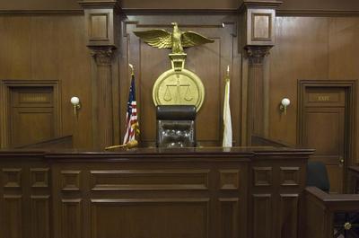 la silla del juez en una sala de tribunal