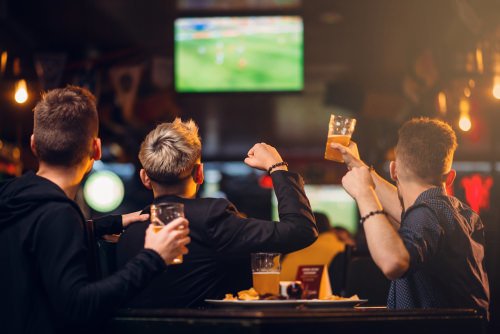 menores bebiendo cerveza en un bar - permitir a los menores en un bar o club nocturno donde se sirve alcohol viola el Código de Negocios y Profesiones 25665 BPC