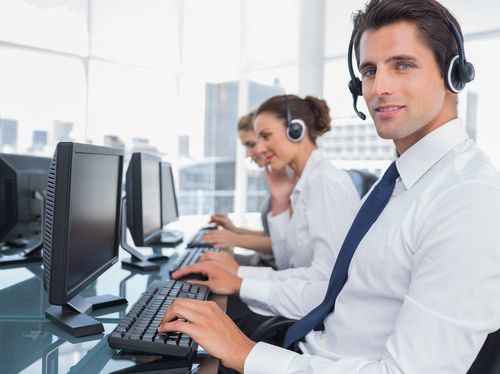 tres recepcionistas con auriculares puestos