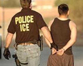 Policía ICE deteniendo a un sospechoso