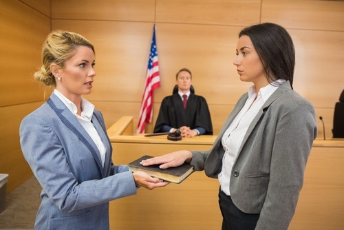testigo en la sala del tribunal siendo juramentado - los testigos pueden ser impugnados con delitos previos que involucren depravación moral