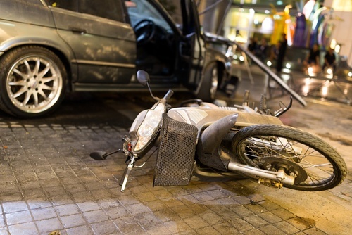 motocicleta de lado después de chocar con un automóvil