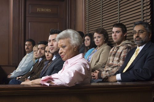 Un jurado escuchando evidencia - los delincuentes que participan en la desviación previa al juicio del Código Penal 1000 renuncian a su derecho a un juicio por jurado