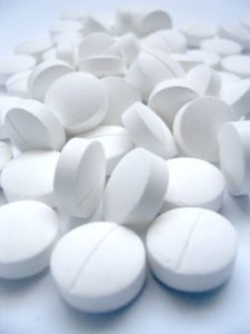 ¿Cuáles son las penalidades por un delito de medicamentos en el condado de Riverside?