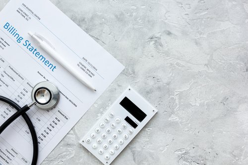 ¿Qué agencia estatal de California investiga las prácticas de facturación médica?