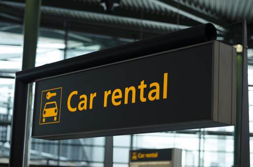 Señal de alquiler de coches en el aeropuerto