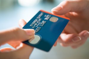 ¿Qué cargos puedo enfrentar por el “skimming” de tarjetas de crédito en el Condado de Orange?
