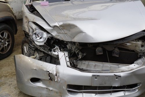 coche con daños significativos en el capó y parachoques delantero derecho