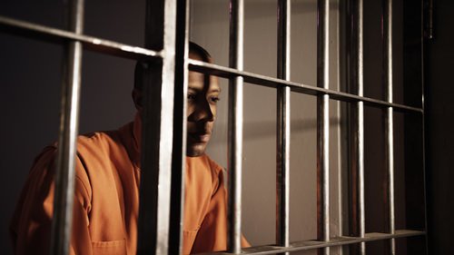 hombre en celda de prisión - la mejora de sentencia en el Código Penal 667.61 PC podría resultar en cadena perpetua