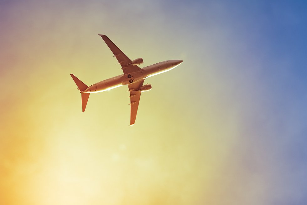 ¿Qué cargos penales puedo enfrentar por estar borracho en un avión volando a Las Vegas?