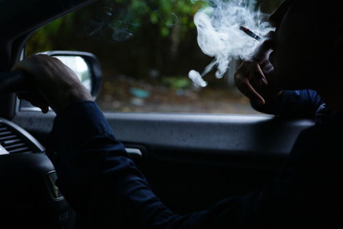 Conductor fumando marihuana en el auto