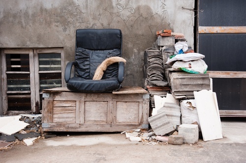 Montón de basura acumulada fuera de la casa de una persona como ejemplo de una molestia privada en California