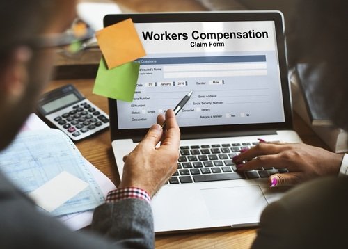 Formulario de reclamo de compensación de trabajadores en computadora portátil