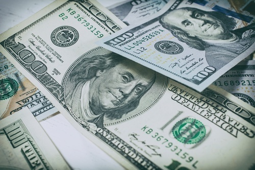 pila de billetes de cien dólares