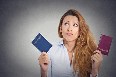 Mujer con dos pasaportes