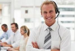 recepcionista sonriendo con auriculares puestos
