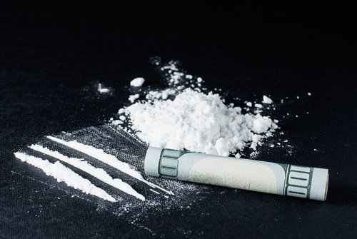 líneas de cocaína y un billete de cien dólares enrollado - la posesión ilegal de una sustancia controlada es un delito según el Código de Salud y Seguridad de California 11350 (a) HS