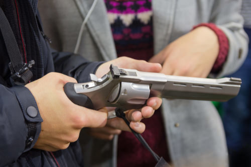 hombre blandiendo un arma de fuego