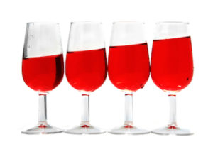 Vasos de vino tinto destinados a evocar pruebas de sangre después de un arresto por DUI