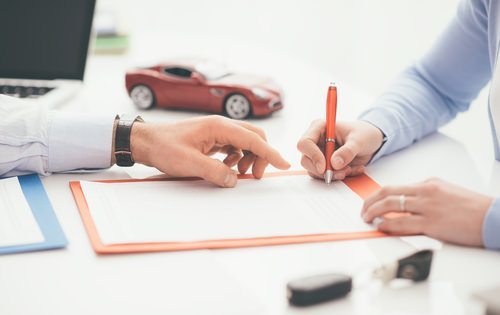 Manos de la gente trabajando en un documento legal